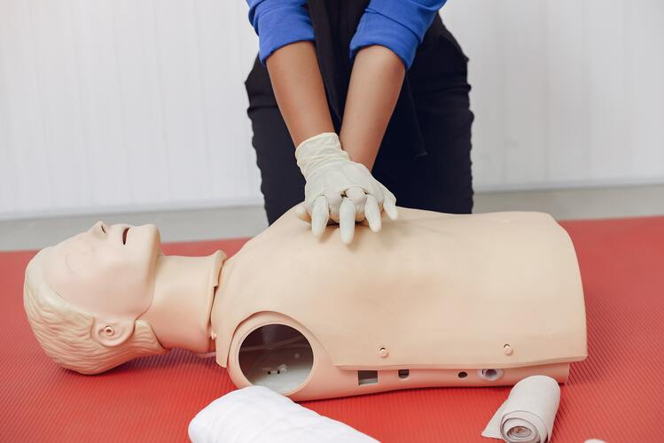 medical-student-are-practicing (1)-min (2)