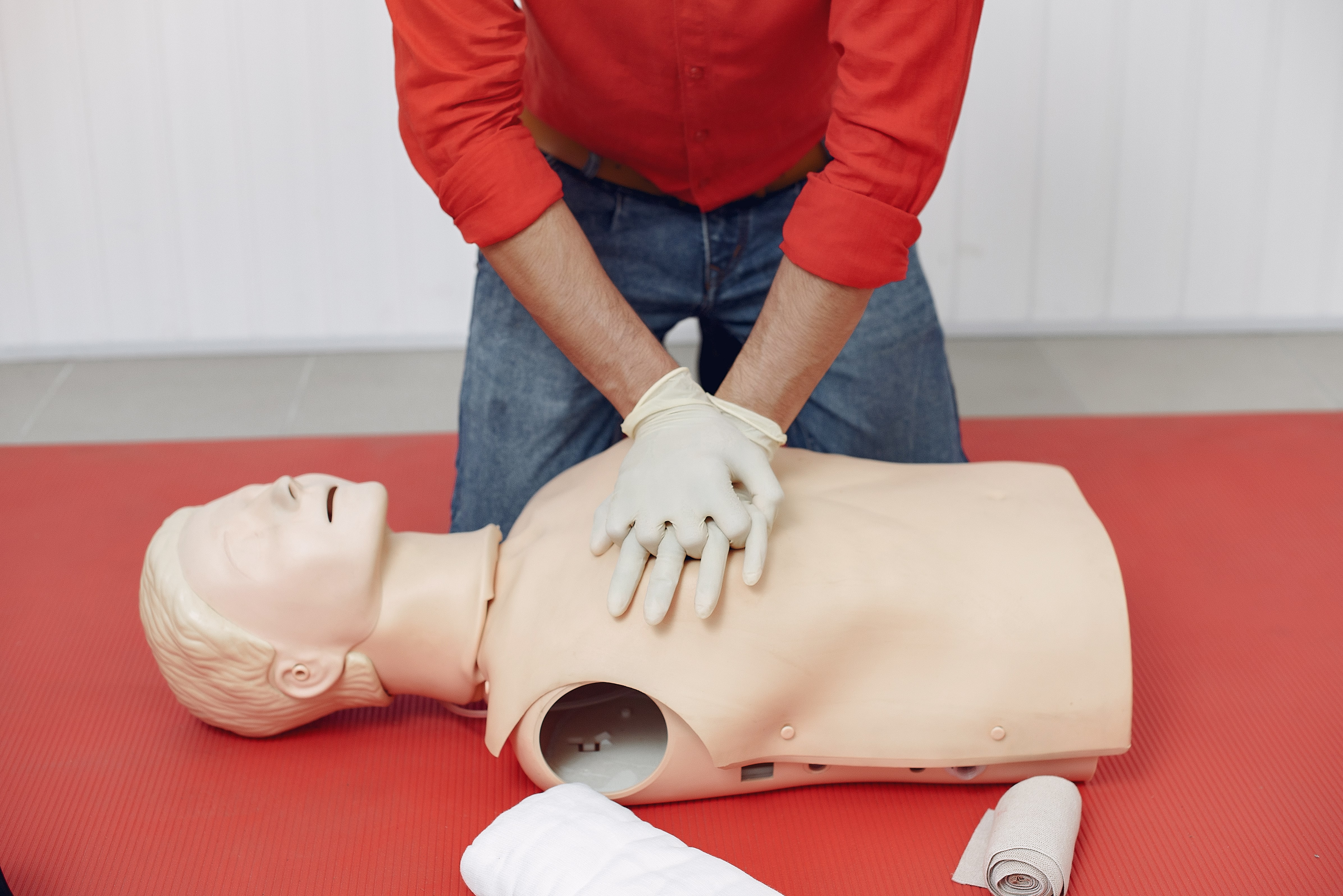 medical-student-are-practicing-min